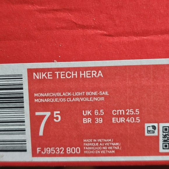 Nike Tech Hera Sneakers - Picture 9 of 10